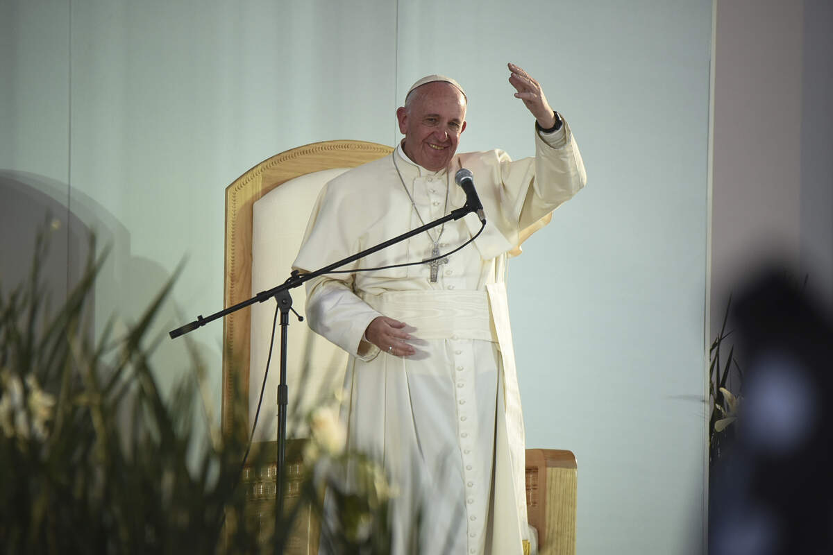 Des dizaines de milliers de personnes saluent le pape François lors de la « Rencontre avec les jeunes » au stade José Maria Morelos Pavon, le mardi 16 février 2016. Photo de Marko Vombergar via Wikimedia