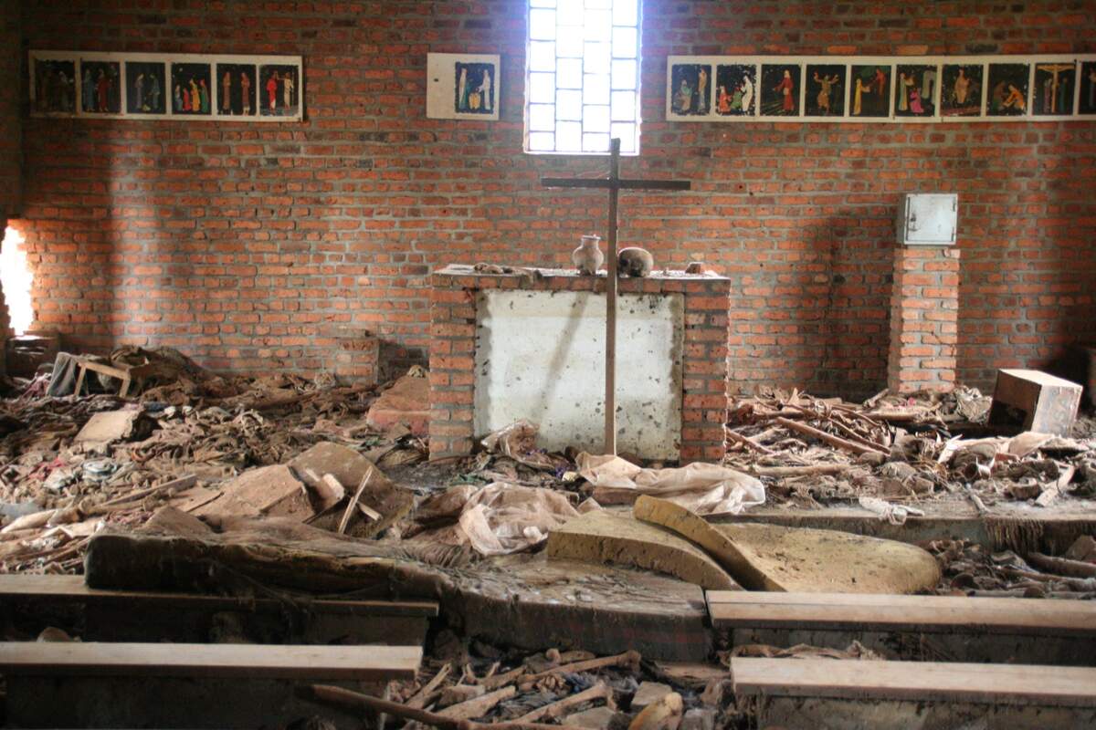 Les églises, lieux de massacres de masse et intra-religieux durant le génocide. À Ntarama, plus de 5 000 Tutsi sont exterminés le 15 avril 1994. Le lieu, transformé en mémorial, demeure en l’état : seuls les corps ont été enlevés. Scott Chacon from Dublin, CA, USA   Ntrama Church Altar CC BY 2.0 via Wikimedia