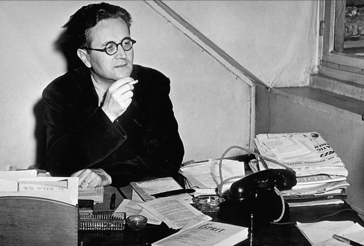 Albert Béguin dans son bureau de la revue Esprit. Photographie, après 1950 (Bibliothèque de la Ville de La Chaux-de-Fonds).