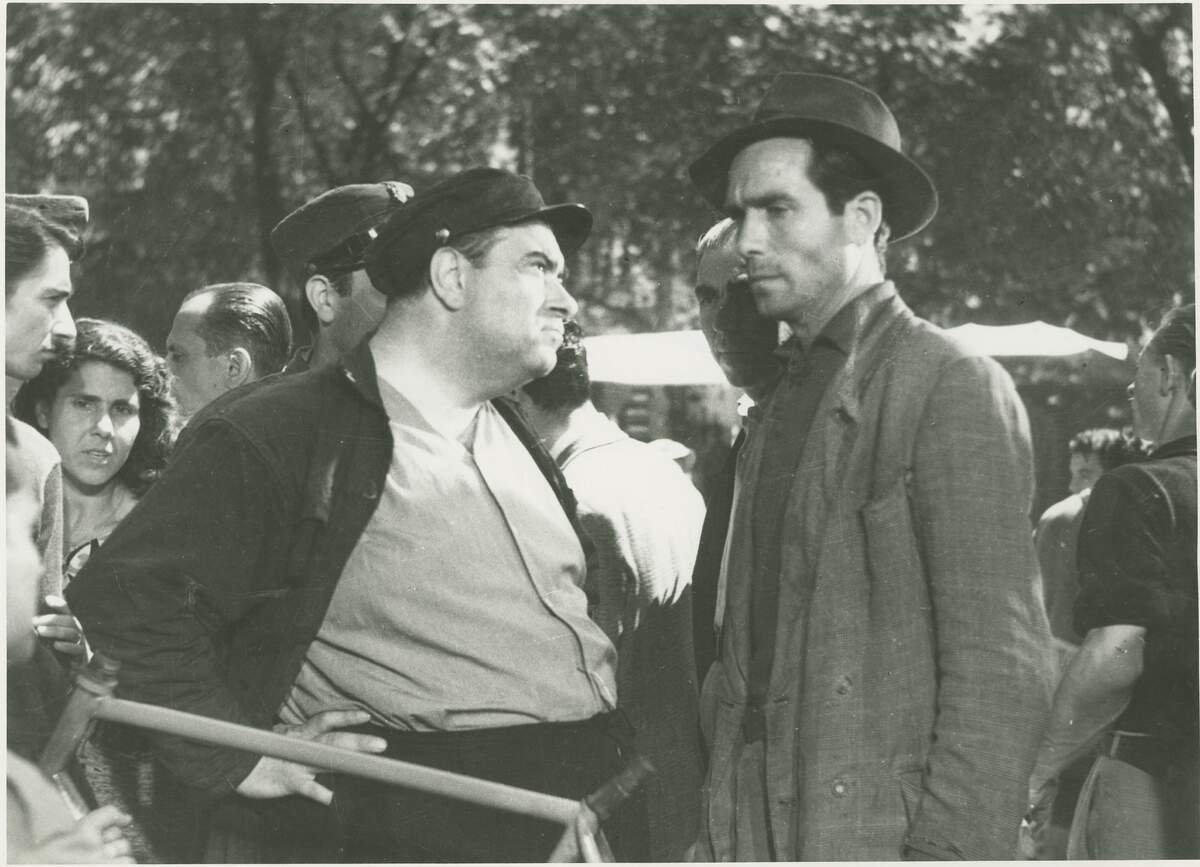 Gino Saltamerenda, Lamberto Maggiorani et d’autres acteurs dans une scène du Voleur de bicyclette, un film de 1948 réalisé par Vittorio De Sica, via Wikimedia Commons.