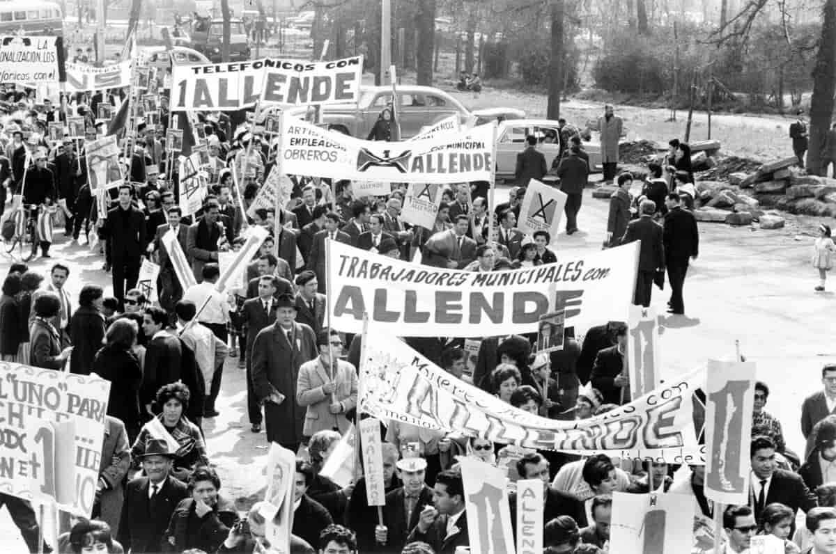 Des partisans de Salvador Allende défilent dans la capitale Santiago pour soutenir sa candidature à la présidence du Chili, le 5 septembre 1964. Av James N. Wallace/États-Unis Collection de photographies du magazine News & World Report, Bibliothèque du Congrès. (Domaine public)