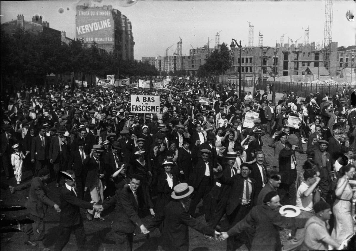 Manifestation de la SFIO en réaction à la crise du 6 février 1934. Domaine public