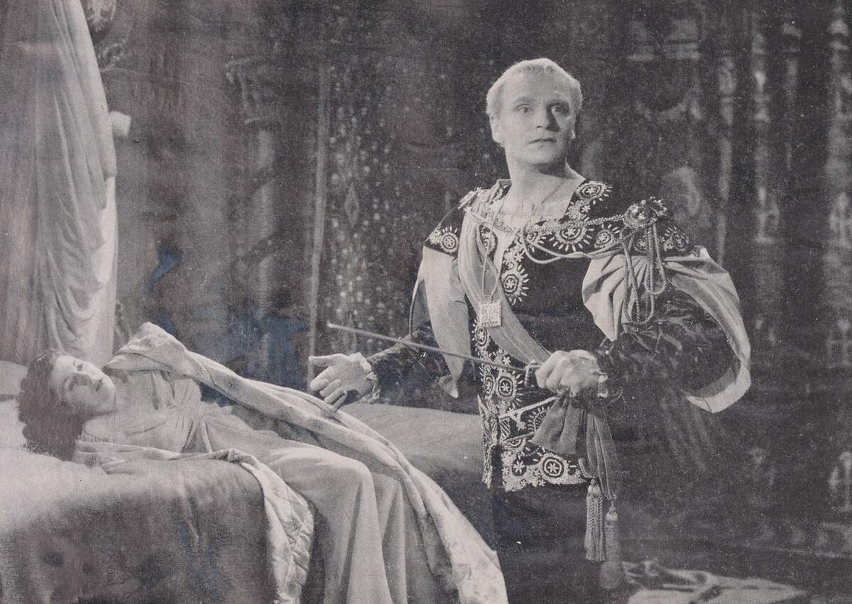Laurence Olivier et Eileen Herlie dans Hamlet (1948) de Laurence Olivier, via Wikimedia Commons.