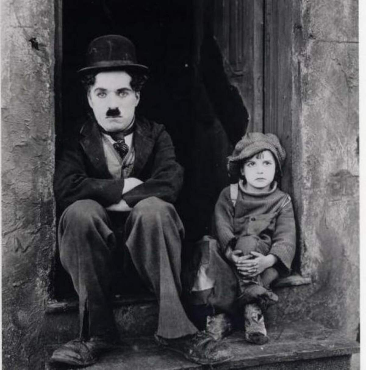 Charlie Chaplin, 1921 (domaine public) via GetArchives