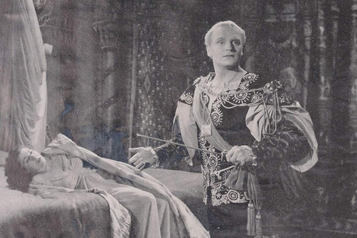 Laurence Olivier et Eileen Herlie dans Hamlet (1948) de Laurence Olivier, via Wikimedia Commons.