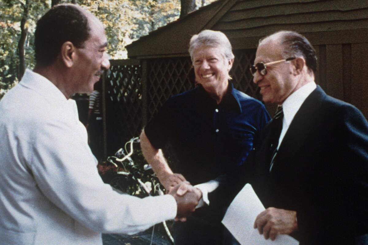 Le Premier ministre israélien Menachem Begin et le président égyptien Anwar Sadat avec le président américain Jimmy Carter à Camp David en septembre 1978. Domaine public