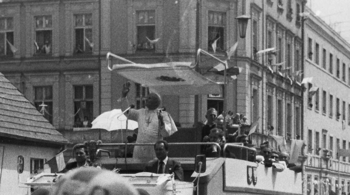 Le pape Jean-Paul II lors de sa première visite en Pologne, 1979, Wikipédia