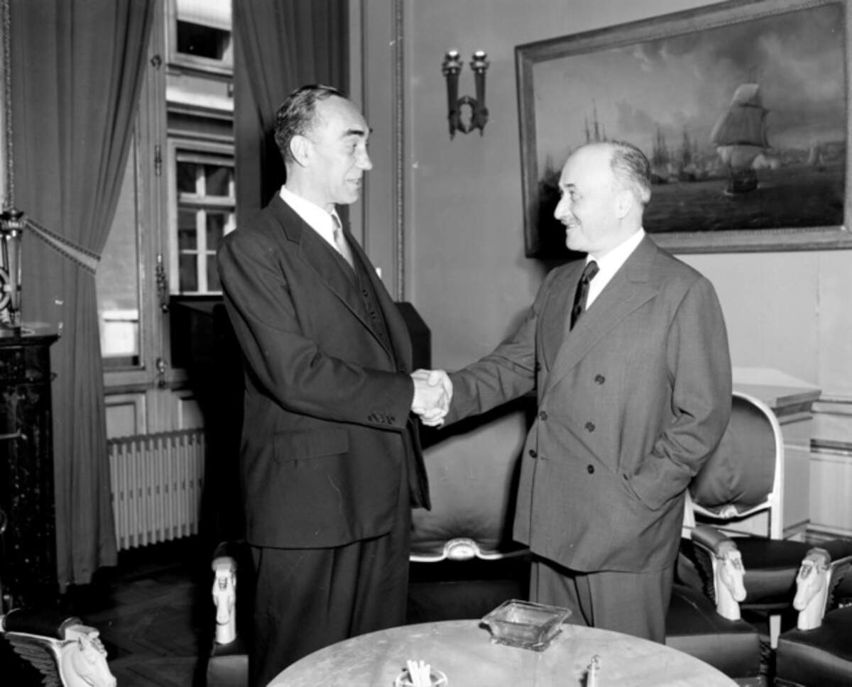 Jean Monnet et l’ambassadeur Américain W.H. Draper, au moment de la signature du Traité de l’Atlantique en 1953. Archives nationales américaines.