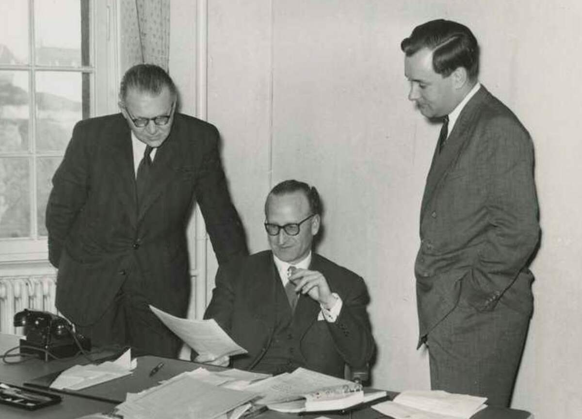 Pierre Uri (au centre) à l’époque de la Haute Autorité de la Communauté européenne du charbon et de l’acier (env. 1952-1953). (c) Pit Schneider, Luxembourg. Source : Fondation Jean Monnet pour l’Europe, Lausanne.