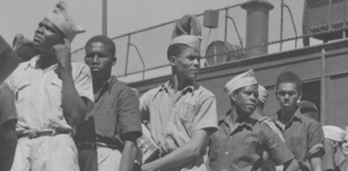 Antillais ayant rejoint la France Libre, embarquant sur l’USS Albermale à San Juan de Porto Rico le 2 Mai 1943 / National Archives and Records Administration