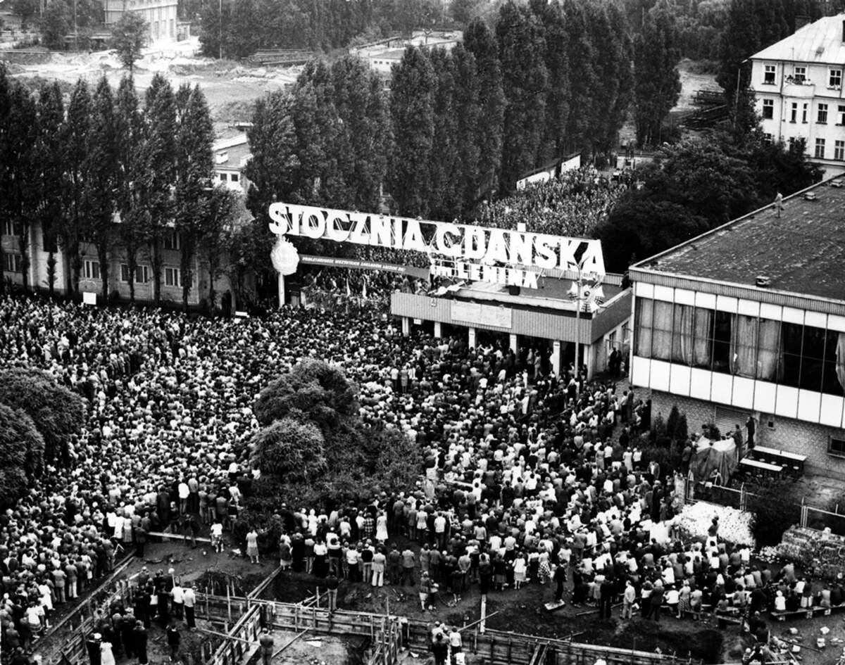 Grève aux chantiers navals de Gdańsk en août 1980 · Photo de Zenon Mirota, via Wikimédia