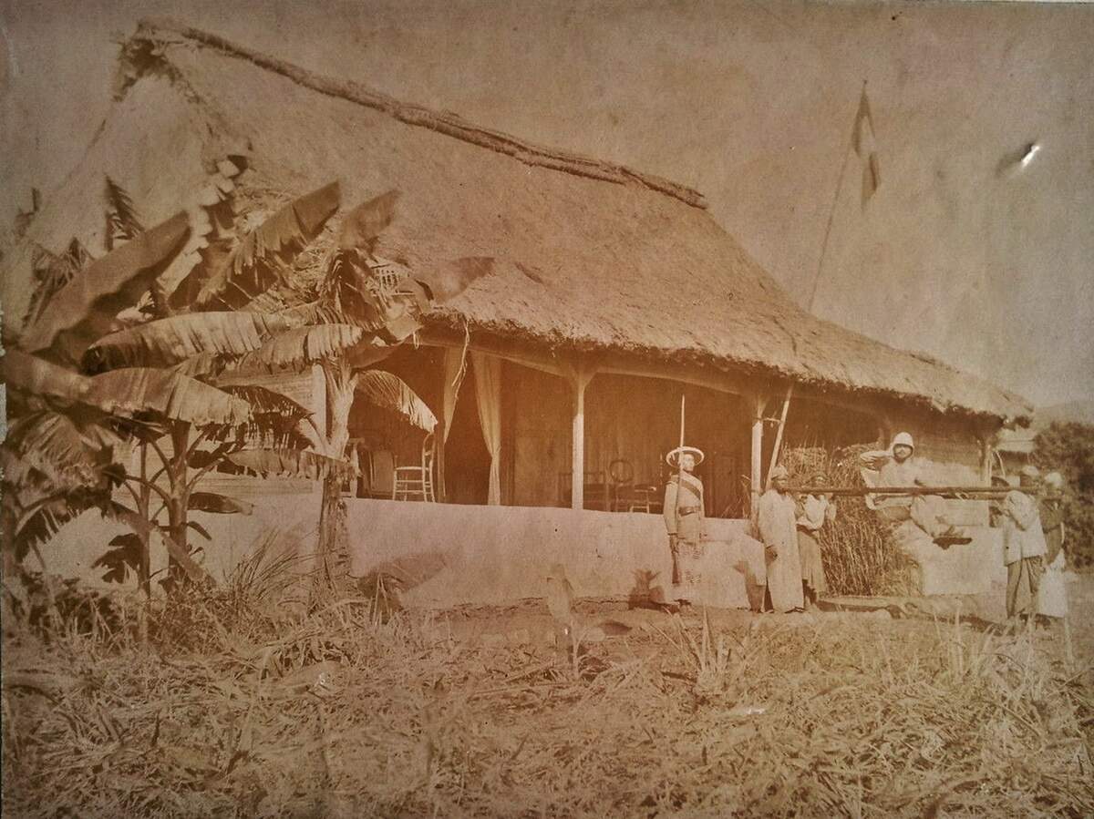 L’administrateur Massol devant sa résidence à Mayotte, Îles Comores. Photographie de la fin du XIXe siècle. Via Wikimedia