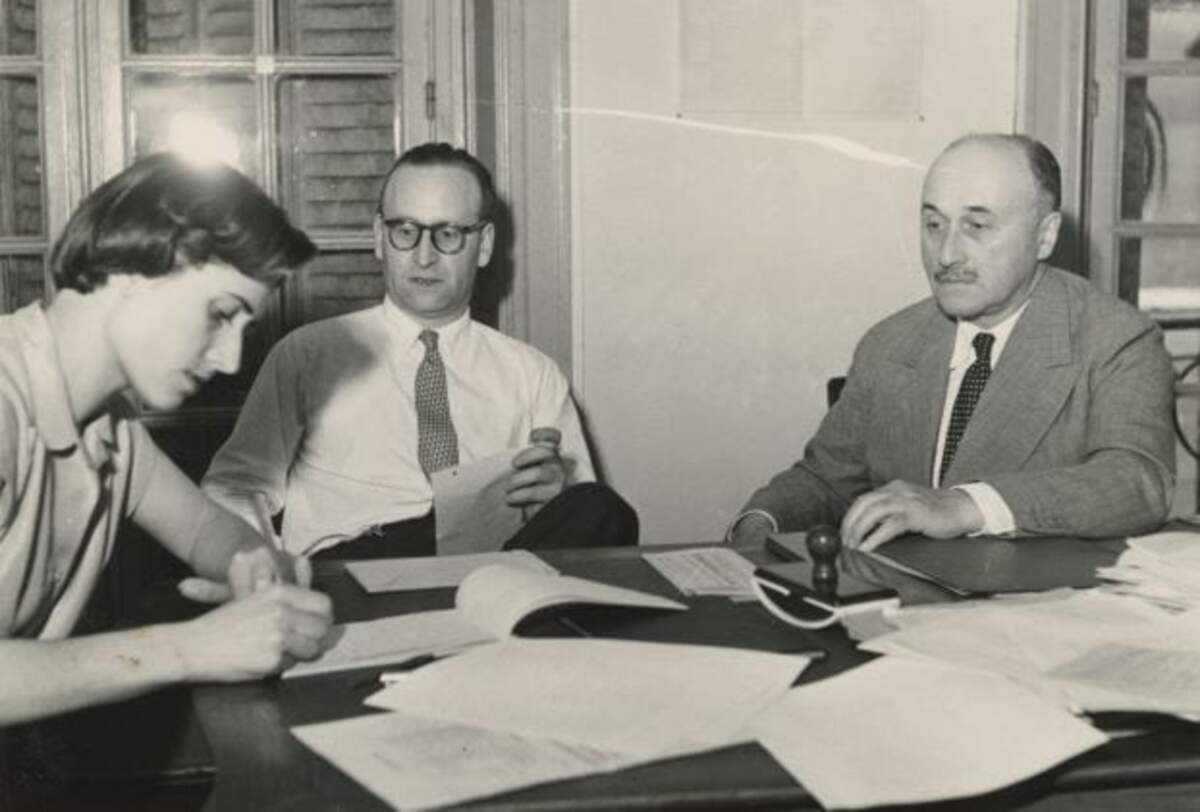Pierre Uri et Jean Monnet durant les négociations en vue de la réalisation du plan Schuman. (c) Droits réservés. Source : Fondation Jean Monnet, Lausanne, Fonds Pierre Uri, PU 2/1/5