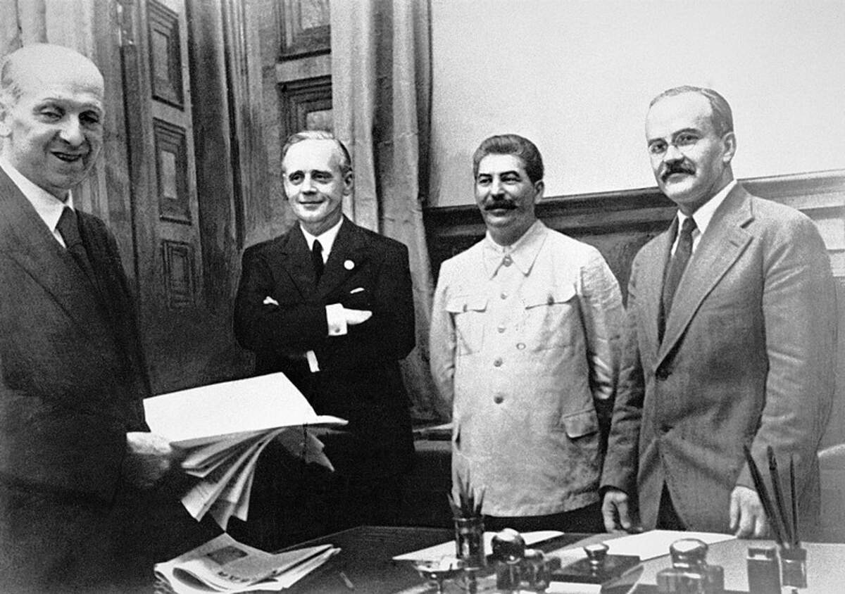 Signature du pacte de non-agression germano-soviétique le 23 août 1939. De gauche à droite, Friedrich Gauss, chef du département juridique du ministère des Affaires étrangères du Reich, Joachim Von Ribbentrop, ministre des Affaires étrangères du Reich, Joseph Staline et Viatcheslav Molotov, ministre des Affaires étrangères de l’URSS / Wikimedia