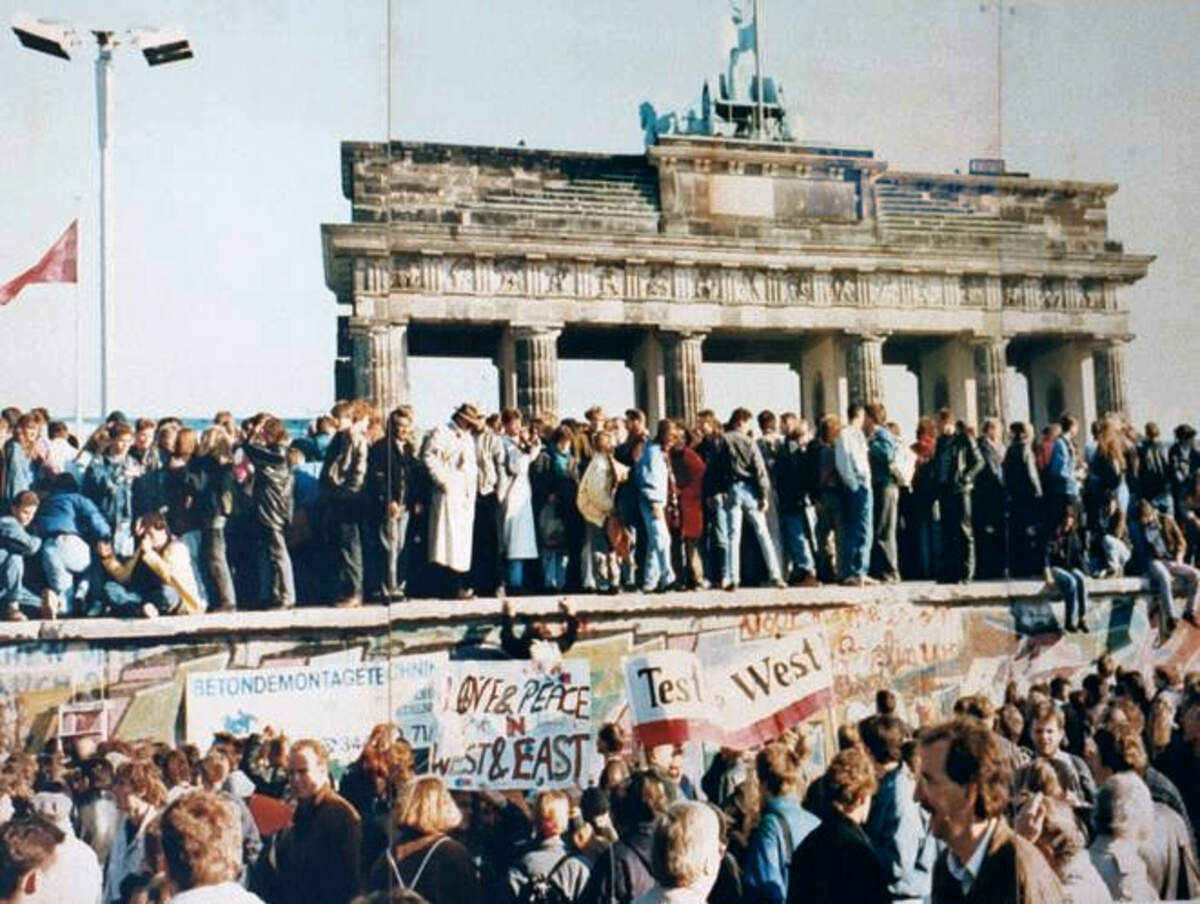 La chute du mur de Berlin : Est-Allemands et Ouest-Allemands devant la Porte de Brandebourg en 1989 / Wikimedia Commons 