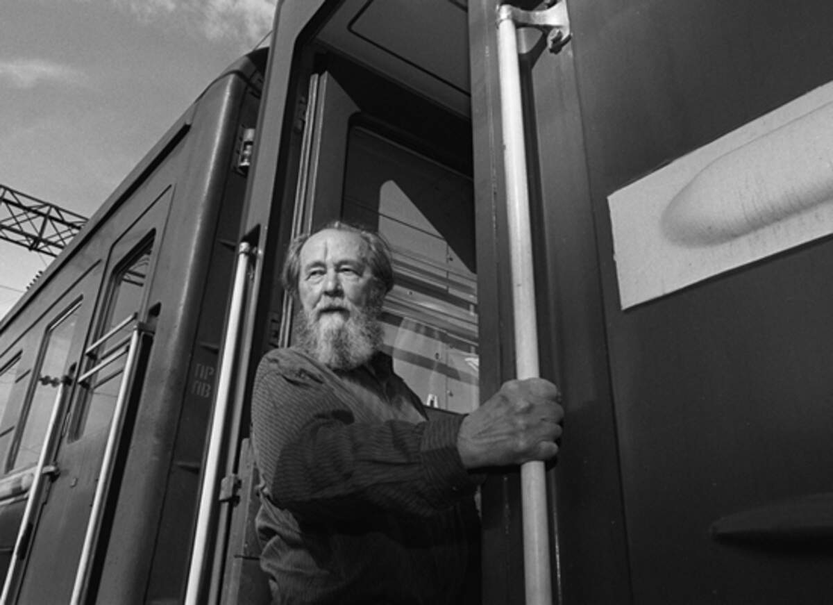 Alexandre Soljenitsyne depuis un train à Vladivostok, à l’été 1994, avant de partir pour un voyage à travers la Russie. Photo de Mikhail Evstafiev
