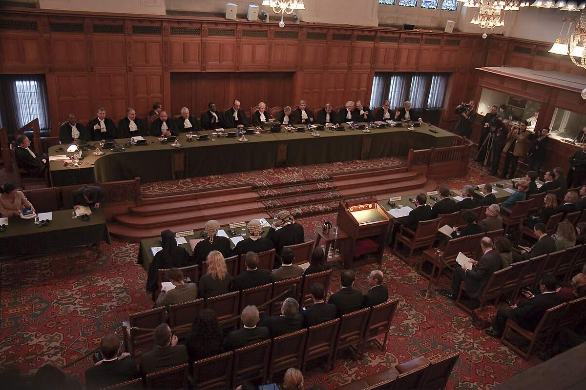 Réunion de la Cour Internationale de Justice au Palais de la Paix de La Haye, le 10 Décembre 2009, pour avis consultatif sur la conformité de la déclaration unilatérale d’indépendance du Kosovo avec le droit international / Wikimedia Commons, Lybil 