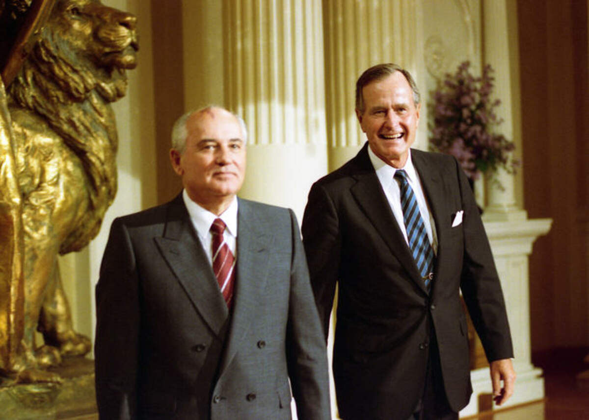 Les présidents George H. W. Bush et Mikhaïl Gorbatchev posent pour un portrait officiel lors de leur rencontre à Helsinki, Finlande. Septembre 1990 · Presidential Library and Museum