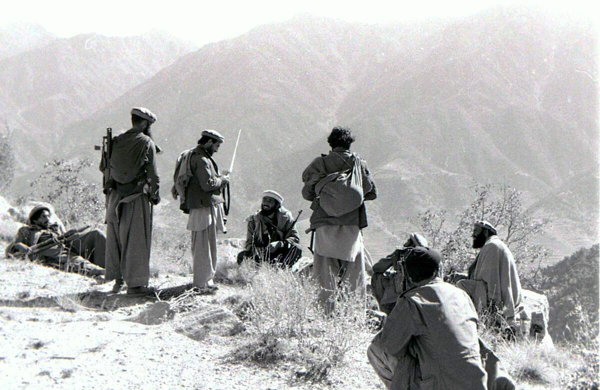 Combattants moudjahidines dans la province afghane de Kounar en 1987. Wikimédia