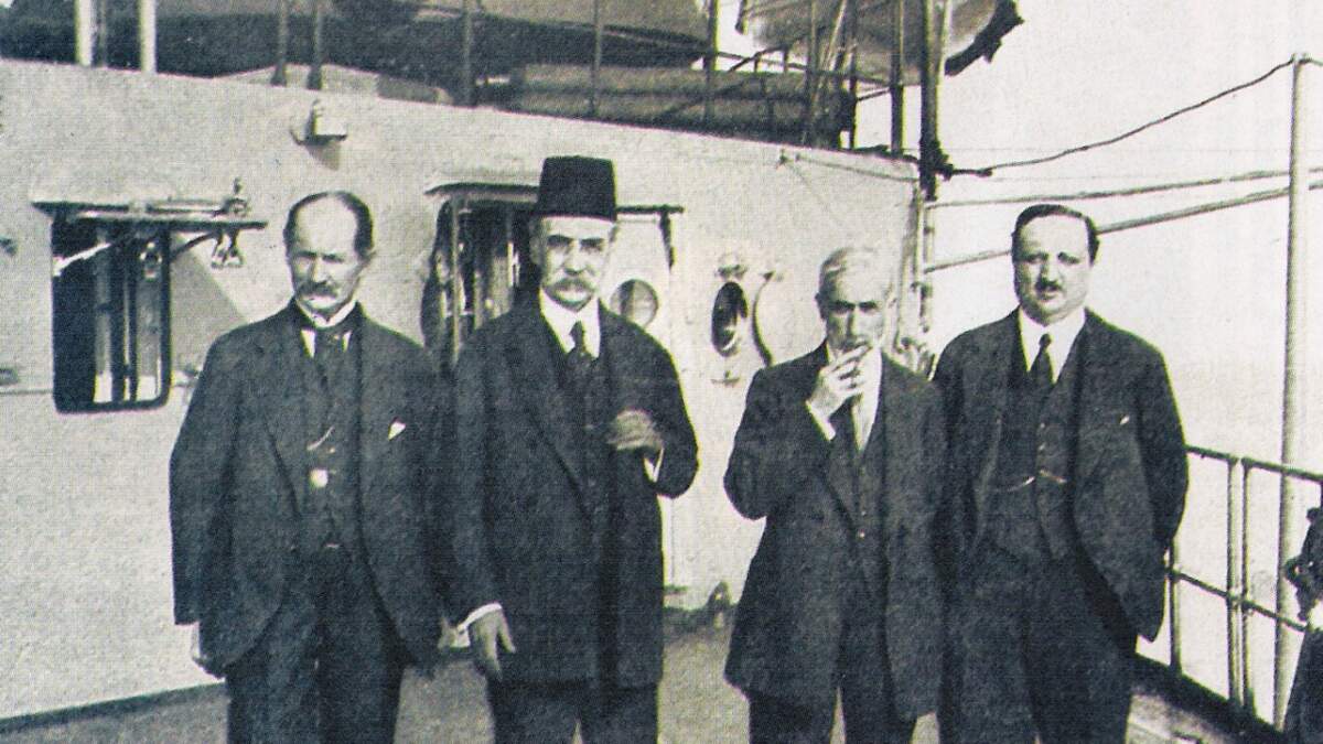 Les signataires ottomans du traité de Sèvres : Rıza Tevfik, Damat Ferid Paşa (grand vizir), Hadi Paşa (ministre de l’Éducation) et Reşid Halis (ambassadeur). |  10 août 1920 | Wikimédia