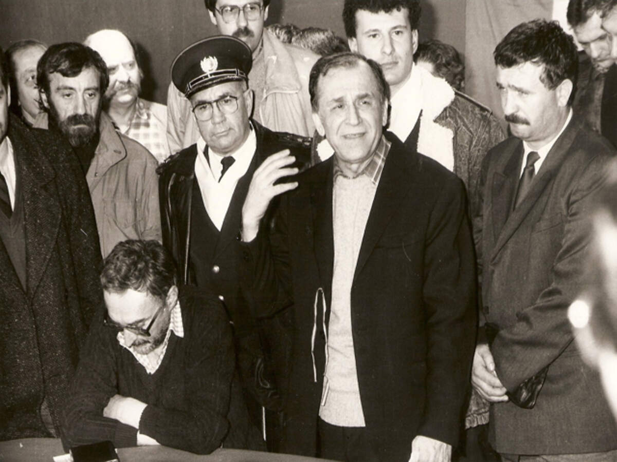 Ion Iliescu, président de la Roumanie, à la télévision nationale pendant la révolution de 1989 / www.comunismulinromania.ro via Wikimedia