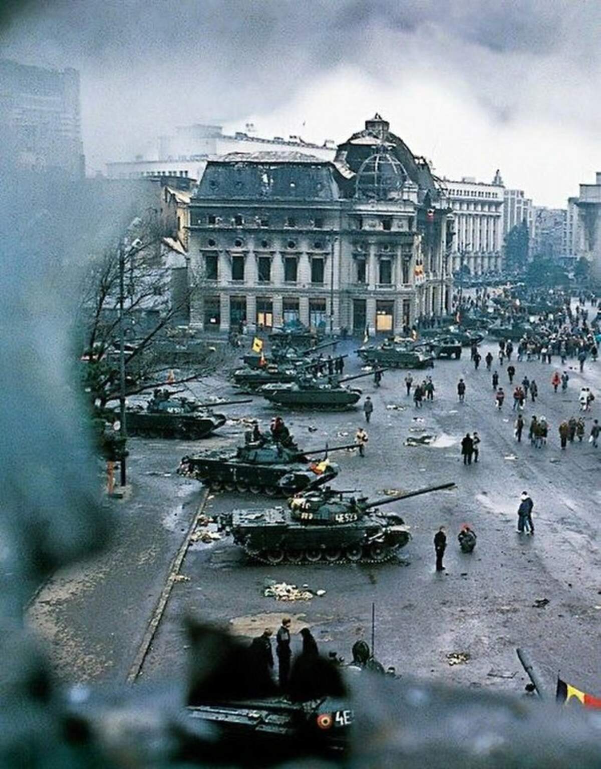 Place de la révolution à Bucarest pendant la révolution de 1989 / WikimediaCommons