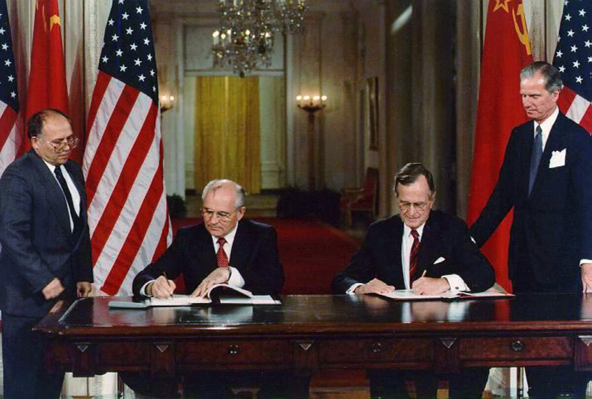 Mikhaïl Gorbatchev et George H. W. Bush signant l’accord bilatéral sur la destruction et la non-production d’armes chimiques à la Maison Blanche, le 1er Juin 1990 / Wikimedia Commons