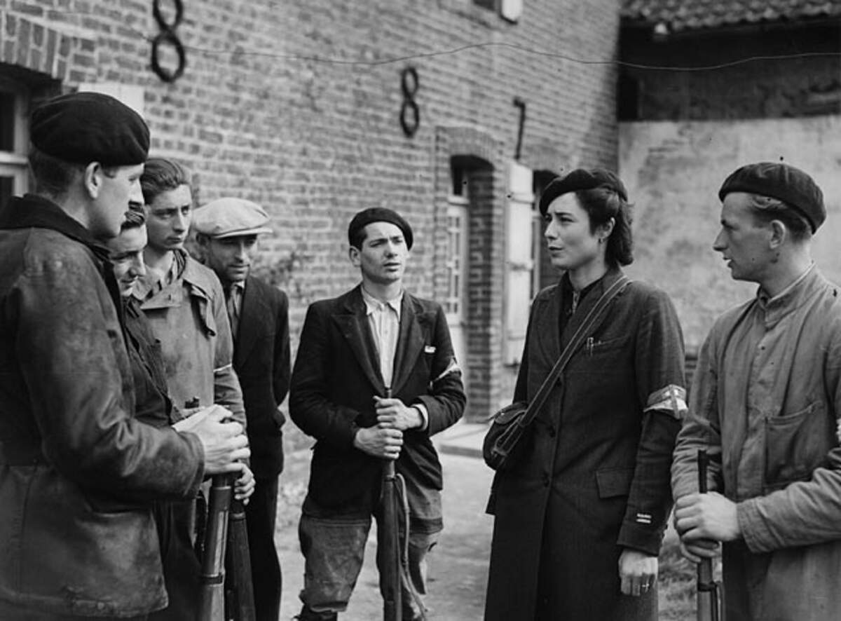Un groupe de résistants lors de leur jonction avec l’armée canadienne à Boulogne/mer, en septembre 1944. Domaine public via Wikimedia