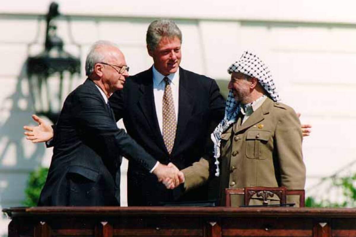 Bill Clinton, Yitzhak Rabin, Yasser Arafat à la Maison Blanche, le 13 septembre 1993 · Crédit : Vince Musi / The White House via Wikimedia