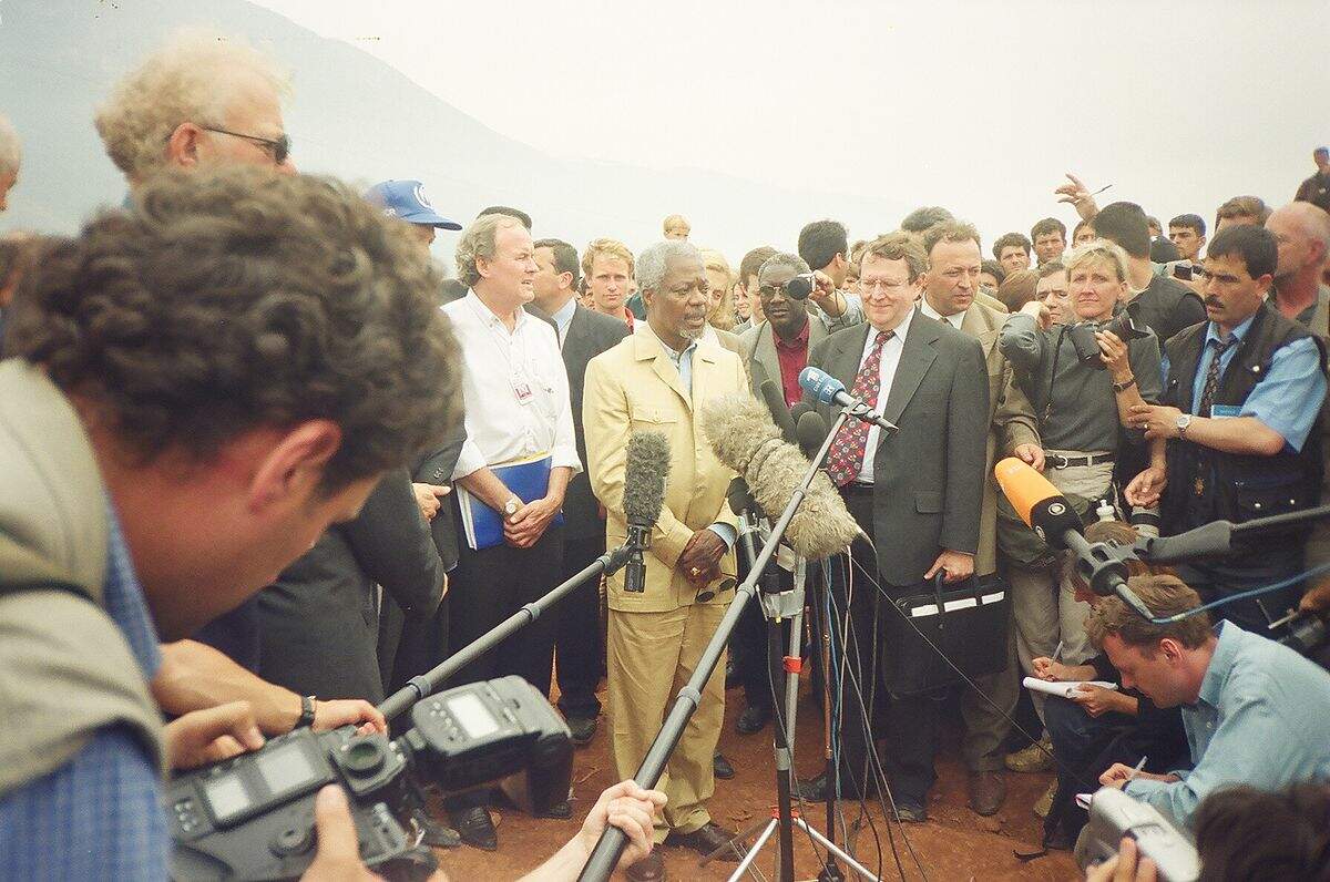 Kofi Annan, secrétaire général des Nations Unies, au camp de réfugiés de Kukes (Albanie), en 1999 / Wikimedia Commons, Jonuz Kola