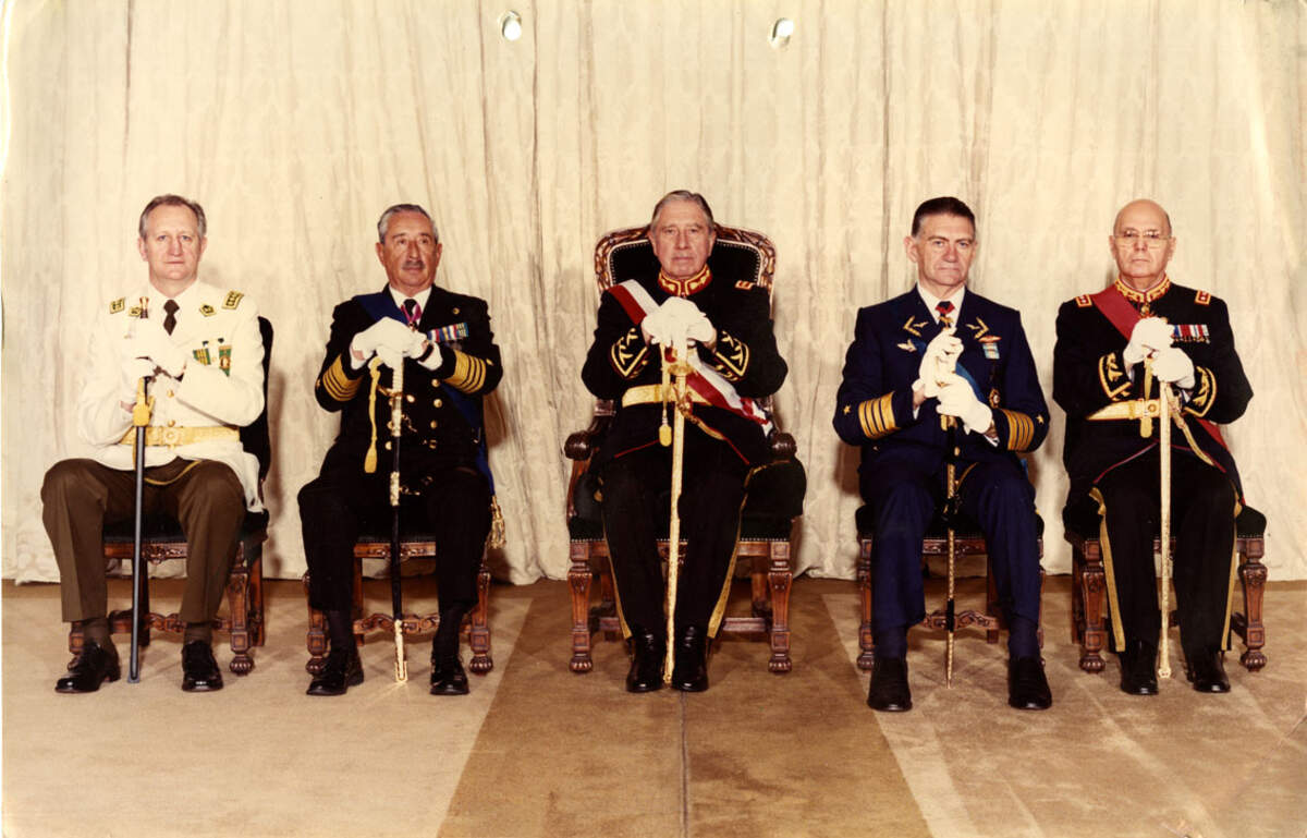 Pinochet et la junte de gouvernement militaire en 1985. Ministerio de Relaciones Exteriores de Chile via Wikimédia