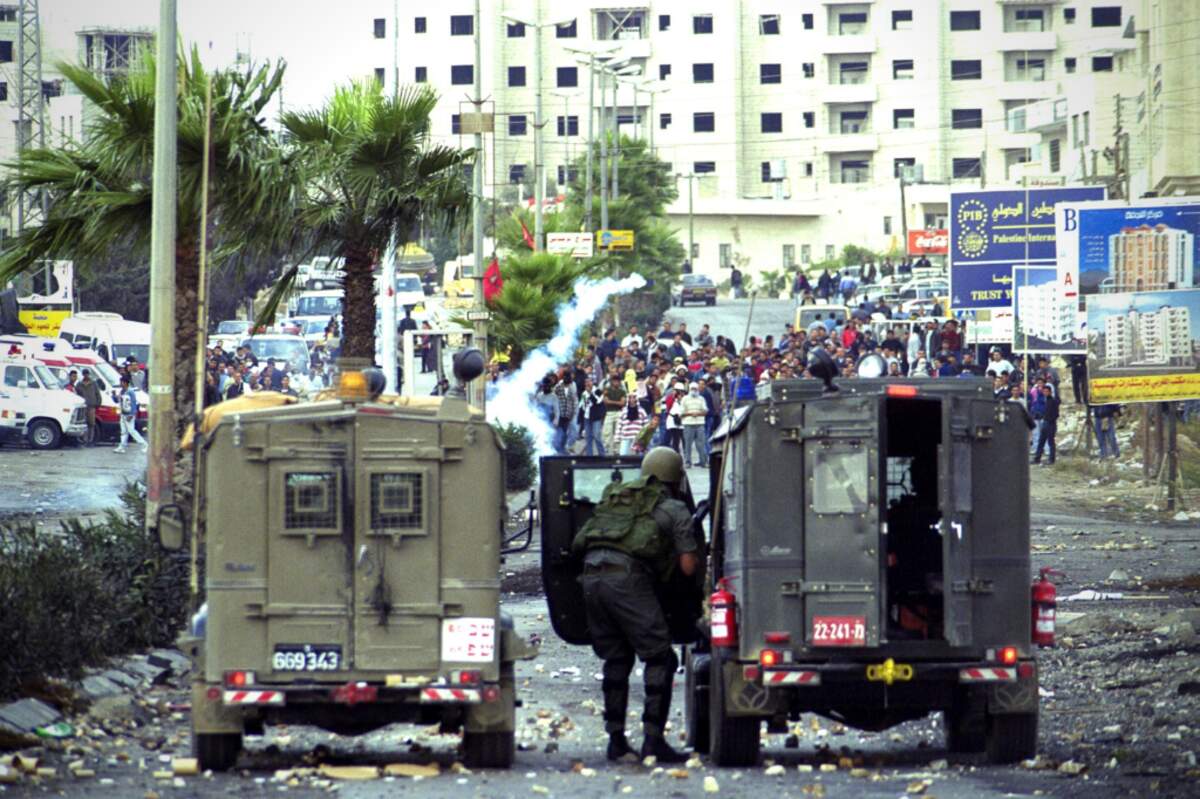 Affrontements entre Palestiniens et militaires israéliens à Ayosh près de Ramallah, en 2000. Crédit : Nadav Ganot / IDF Spokesperson’s Unit via Wikimédia, CC BY-SA 3.0