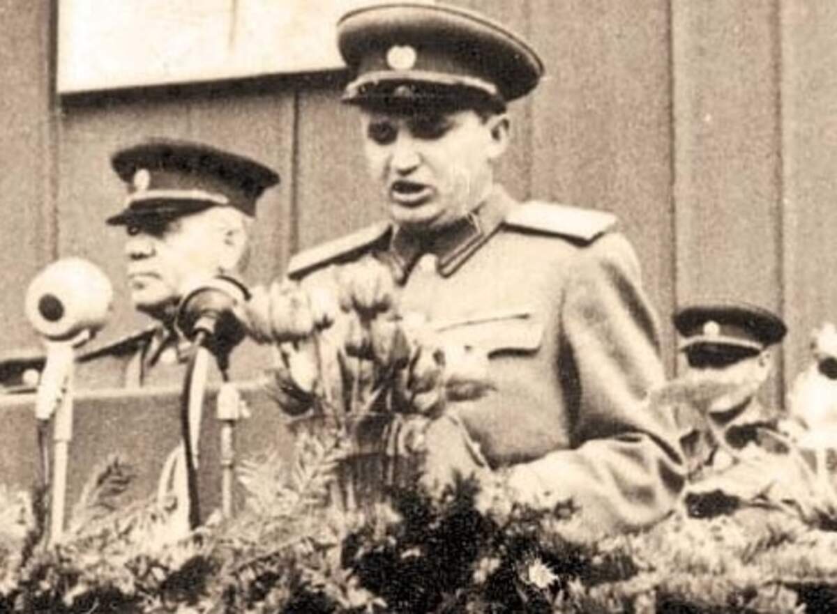 Discours de Nicolae Ceaucesu, alors commissaire politique, en 1954 / Wikimedia Commons