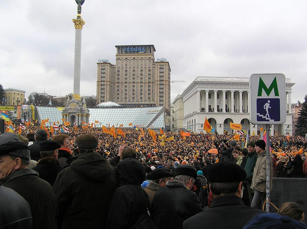 Premier jour de la Révolution Orange à Kiev, le 22 Novembre 2004 / Irpen, Wikimedia