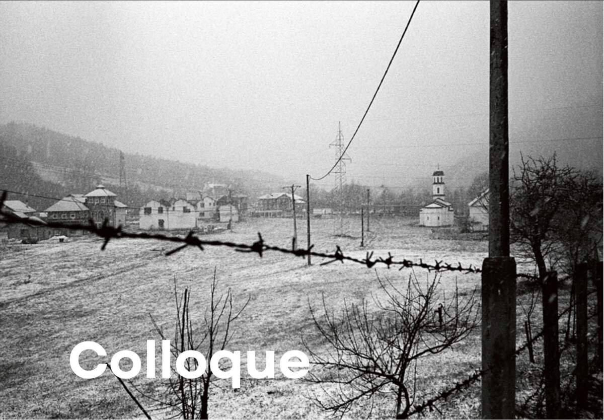 © Fabrice Dekoninck, Église orthodoxe construite illégalement après la guerre sur le terrain de Fata Orlović, une vieille femme que tous les habitants des environs appellent « Nana Fata » . Après vingt années de procédures judiciaires épuisantes, y compris devant la Cour européenne des droits de l’homme, elle a finalement réussi à faire démolir le bâtiment en juin 2021, Konjević Polje, Bosnie-Herzégovine, mars 2021, photographie en N.B.