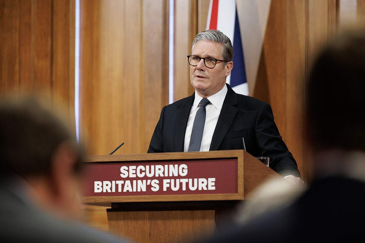 Le Premier ministre Keir Starmer lors d’une conférence de presse sur la migration au 9 Downing Street. Photo : Lauren Hurley / No 10 Downing Street via Wikimedia