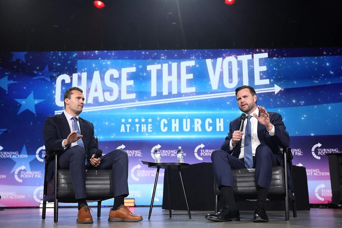 Charlie Kirk et le vice-président américain J. D. Vance, lors d’un rassemblement Chase the Vote à la Generation Church, à Mesa, Arizona., Gage Skidmore via Wikimedia
