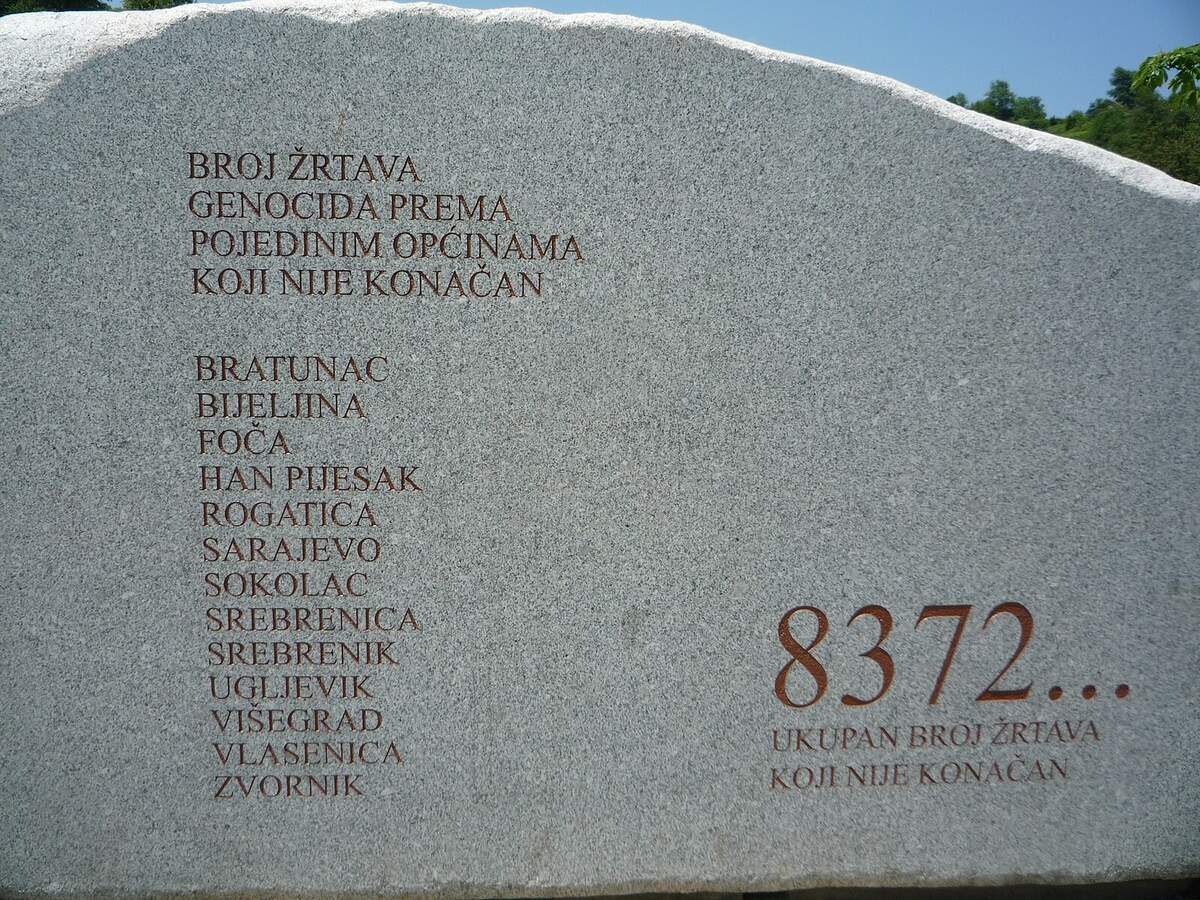Ce monument se trouve au Mémorial et Cimetière de Srebrenica-Potocari. Il indique le nombre de victimes recensées dans le massacre de Srebrenica, Lucignolobrescia via Wikimedia