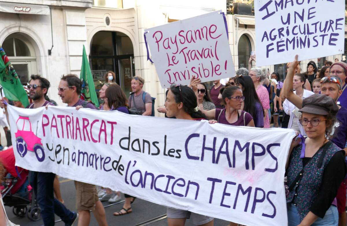 Grève féministe du 14 juin 2022 à Genève. « Patriarcat dans les champs : y’en a marre de l’ancien temps ». « Paysanne : le travail invisible ». « Imagine une agriculture féministe ». MHM55 via wikimedia