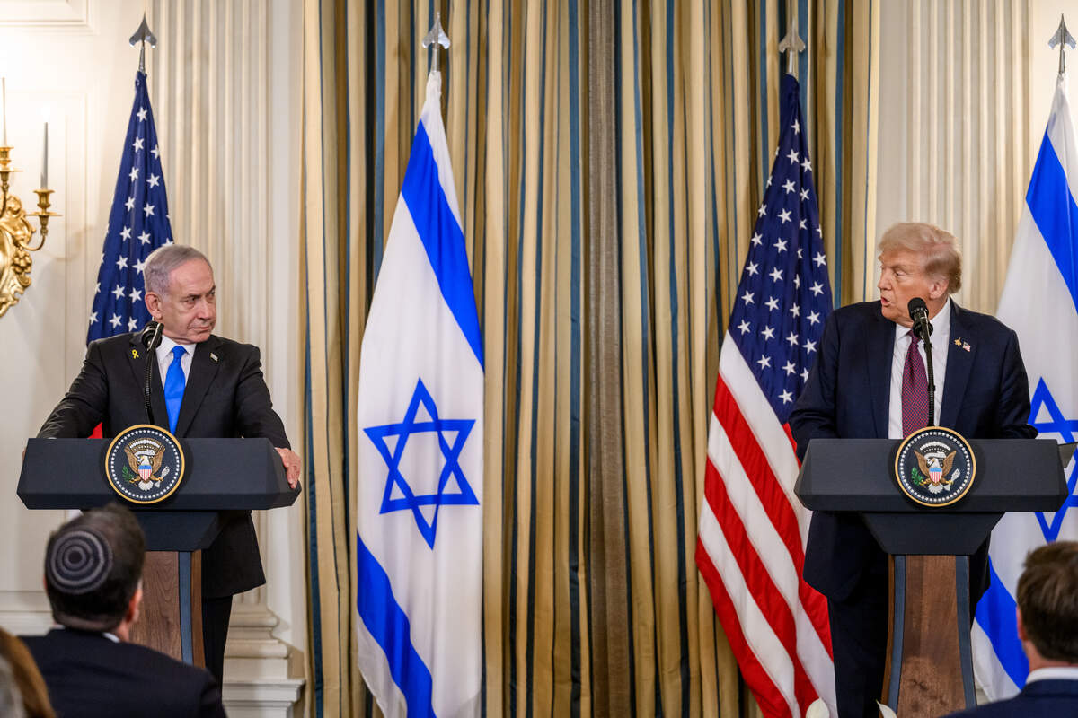 Le président américain Donald Trump (à droite), aux côtés du Premier ministre israélien Benyamin Netanyahou (à gauche), annonçant la proposition du « plan de paix » via Wikipédia.