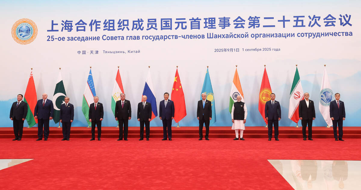 Les dirigeants participant au Sommet de l’Organisation de coopération de Shanghai (OCS) posent pour la photo de famille, à Tianjin (Chine), le 1ᵉʳ septembre 2025. Press Information Bureau / Prime Minister’s Office, Government of India   Wikimedia Commons