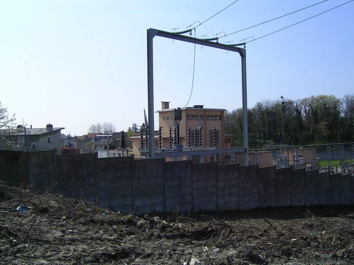 Poste électrique EDF de Clichy-sous-Bois où les deux adolescents meurent le 27 octobre 2005. Par Marianna   Travail personnel, CC BY 2.5, https://commons.wikimedia.org/w/index.php?curid=2085765