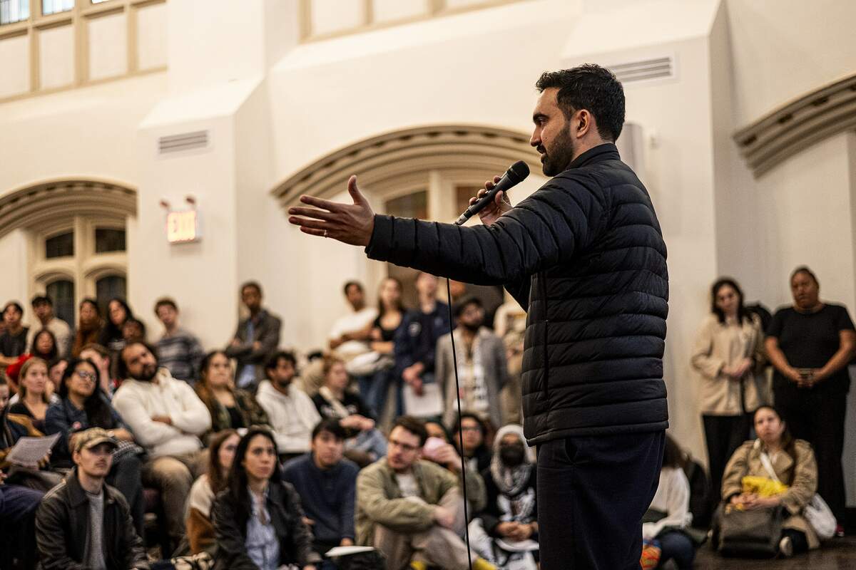 Zohran Mamdani parlant lors d’une réunion des DSA 101 à l’église de Greenwich Village à New York, le 11 novembre 2024.