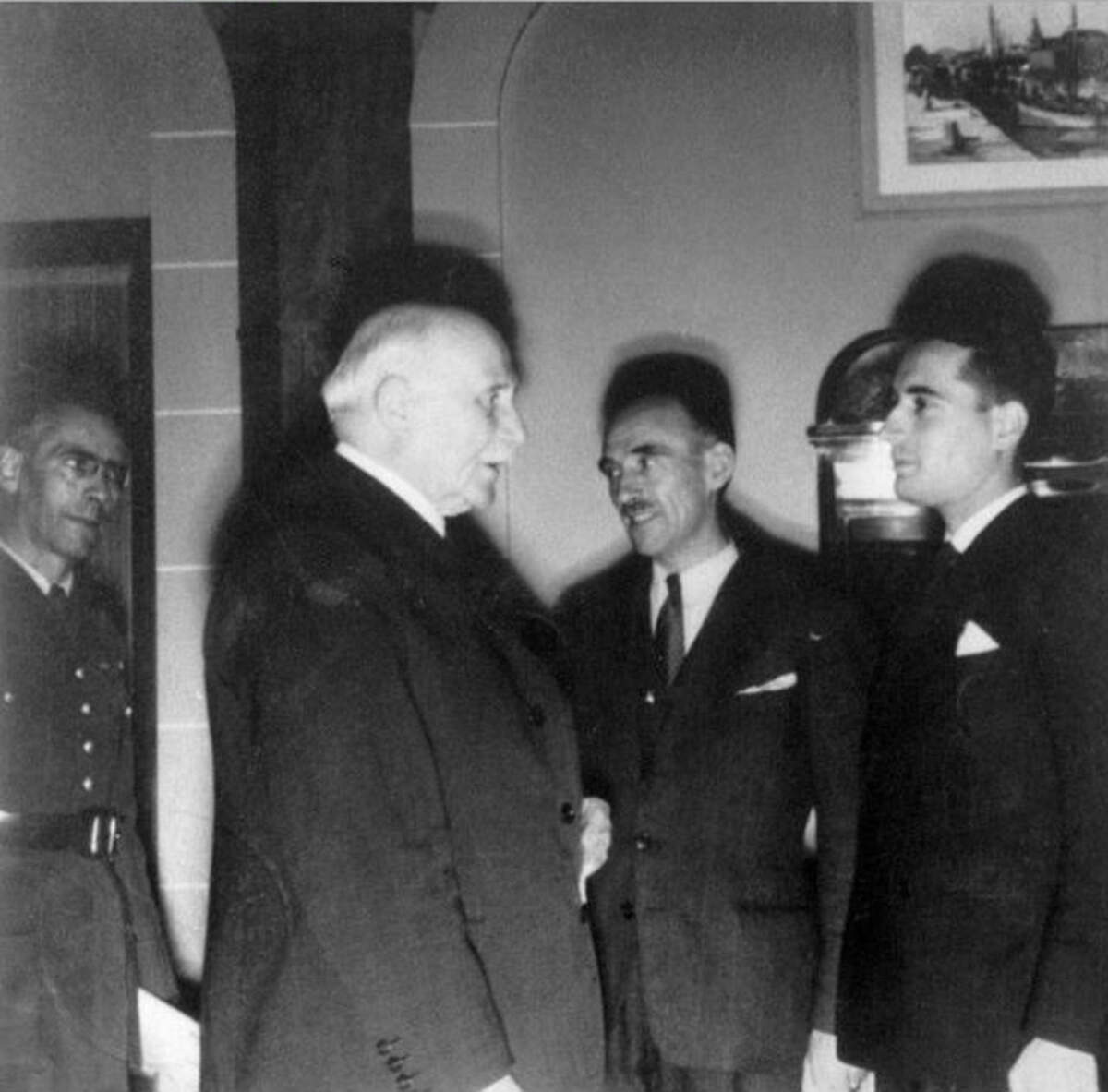 François Mitterrand et Marcel Barrois reçus en audience par le Maréchal Pétain en octobre 1942, en tant que membres du Commissariat général au reclassement des prisonniers de guerre / Wikimedia Commons
