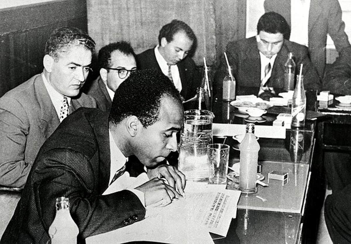 Frantz Fanon lors d’une conférence de presse du Congrès des Écrivains à Tunis en 1959 / Wikimedia Commons