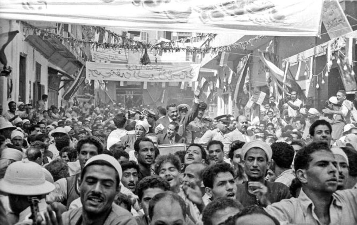 Bain de foule de Nasser à Rashid (Egypte) en 1959. © Wikimedia Commons
