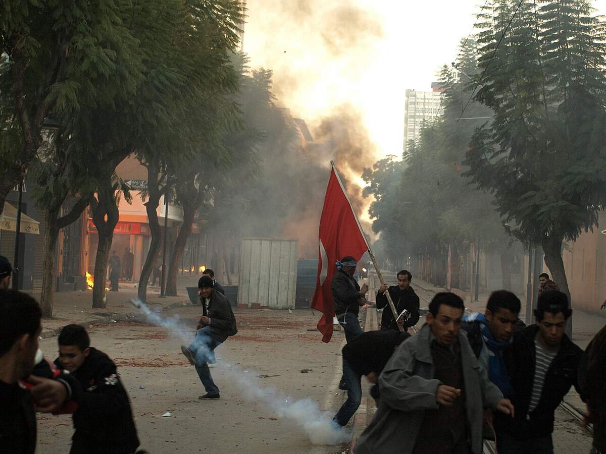 Des manifestants pendant la révolution tunisienne, en 2011. © raphaelthelen