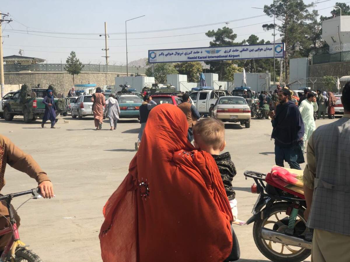 À la suite de la chute de Kaboul, des personnes tentent d’entrer dans l’aéroport international de Kaboul, mais sont bloquées par des talibans. VOA  wikimedia