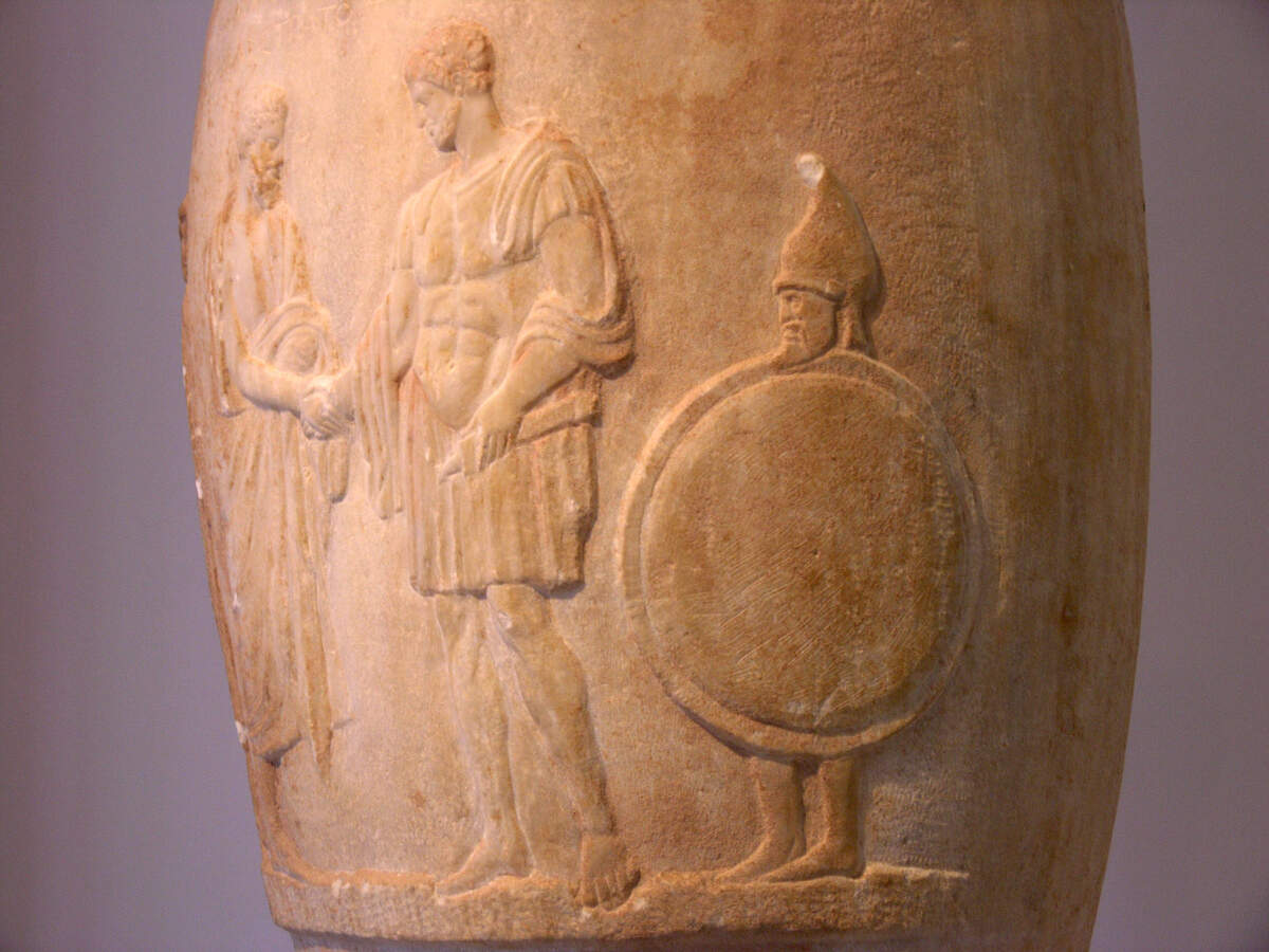 Loutrophore funéraire, à droite un jeune esclave porte le bouclier et le casque de son maître, v. 380-370 av. J.-C., Musée national archéologique d’Athènes. wikimedia