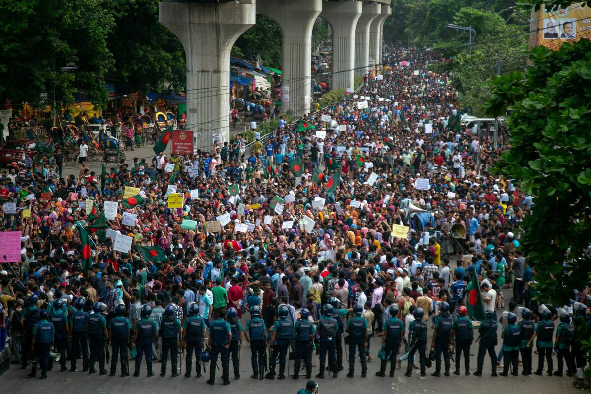 Un blocage policier face à une foule de manifestants le 6 juillet 2024. Par Rayhan Ahmed   Travail personnel, CC BY-SA 4.0, https://commons.wikimedia.org/w/index.php?curid=150228440